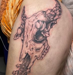 15 Elit Crystall Horn Tattoo with Animal Skull on Thigh