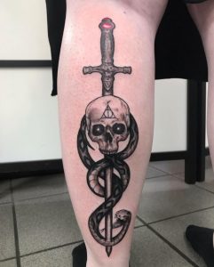 18 Dark Ink Snake and Skull Gryffindor Tattoo Behind the Leg
