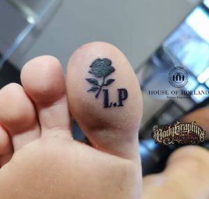 21 Praiseworthy Black Flower Toe Tattoo