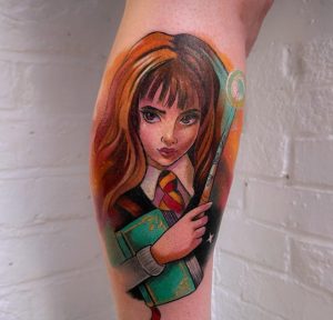 21 Real Color Ink Cat Harry Potter Gryffindor Tattoo on Behing The Leg