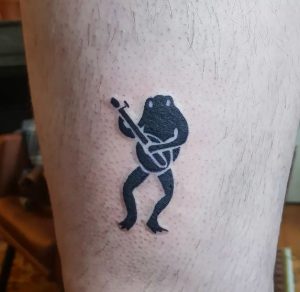 21 Super Cute Creative Solid Ink Minimal 10 Dollar 3d Frog Tattoo on Hand