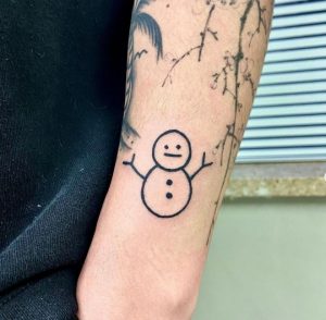 23 Pretty Black Ink Line Snowman Tattoo on Hand