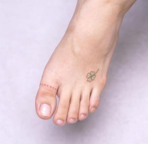 32 Floral And Doted Toe Tattoo