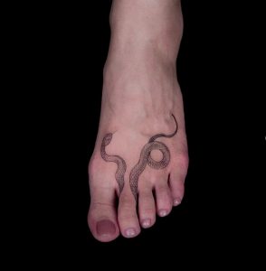 34 Beautiful Snake Toe Tattoo