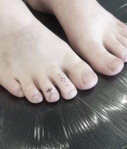 36 Pretty Dotted Toe Tattoo