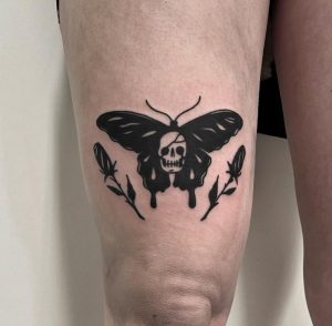 4 Cool Solid Black Skull Butterfly with Rose Buds Thigh Tattoo for Professional Female