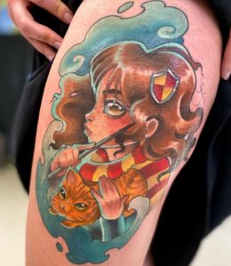 6 Beautiful Color Ink Gryffindor Harry Potter Tattoo on Thigh