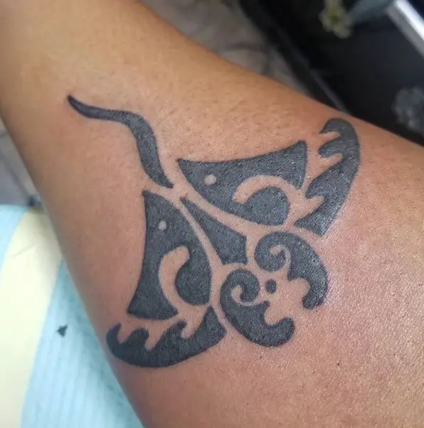 7 Stunning Black Ink Stingray Shape Hawaiian Tattoo on Forearm