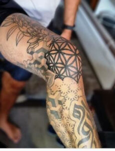 knee cap geometric tattoo