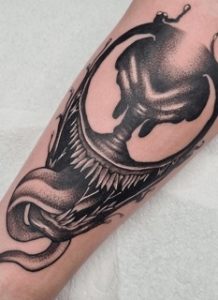 Merci pour le venin Thank you for the venom  I want this in a slightly  different font on my left upper thigh  Tattoos Cute tattoos for women Venom  tattoo